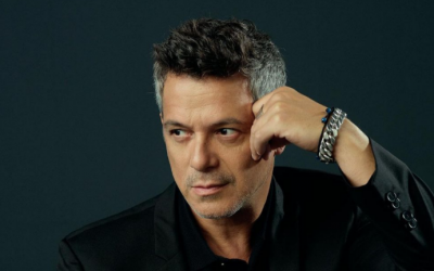 Alejandro Sanz lo hizo de nuevo y sorprendió a su fanaticada con una nueva canción titulada ‘Mares de miel’.