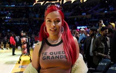 Karol G usa una camisa con la frase “te quedó grande” que presumen es en apoyo a Shakira.